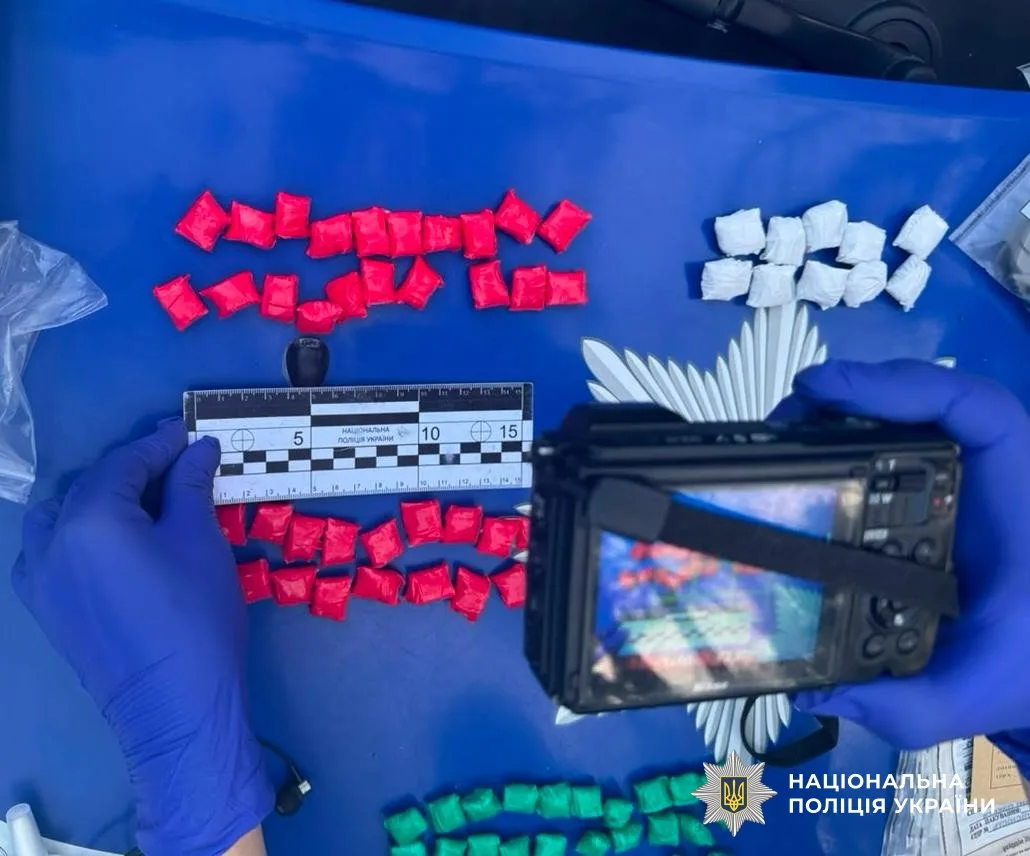 У Кропивницькому поліція затримала чоловіка, який робив наркозакладки: вилучено 68 згортків